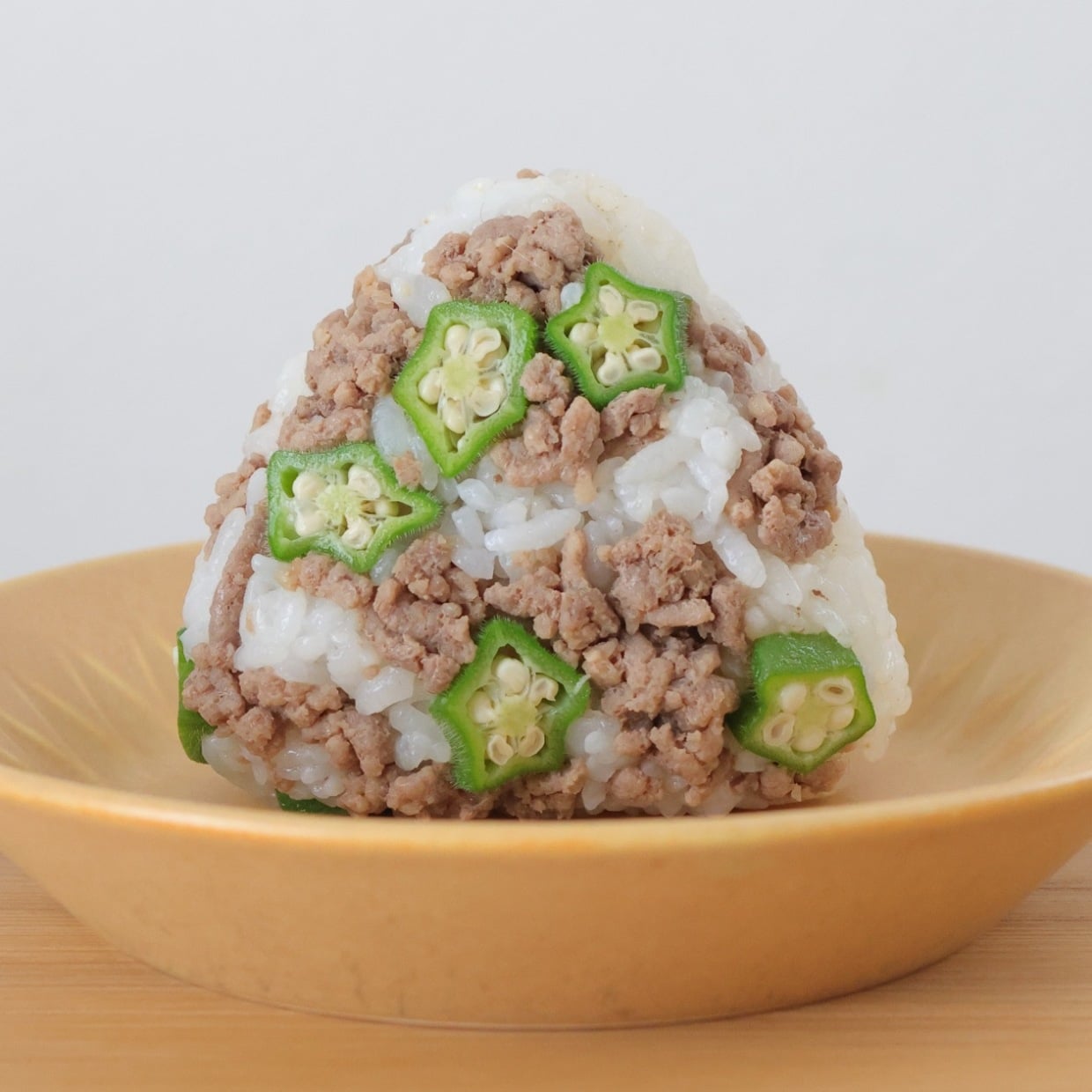  朝「おにぎり」に2つ入れるだけ！たんぱく質も摂れるアレンジ「おかずは要らない」 