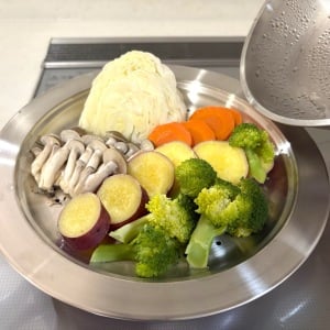 せいろはちょっと面倒…と思った私が見つけた！ダイソー550円の「蒸しプレート」で作る【蒸し料理3選】