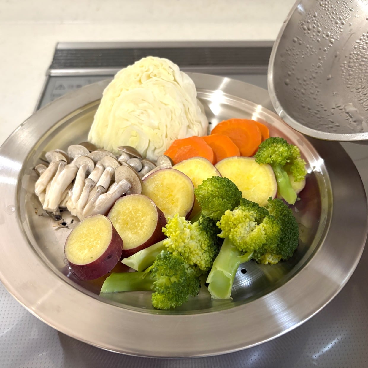 せいろはちょっと面倒…と思った私が見つけた！ダイソー550円の「蒸しプレート」で作る【蒸し料理3選】