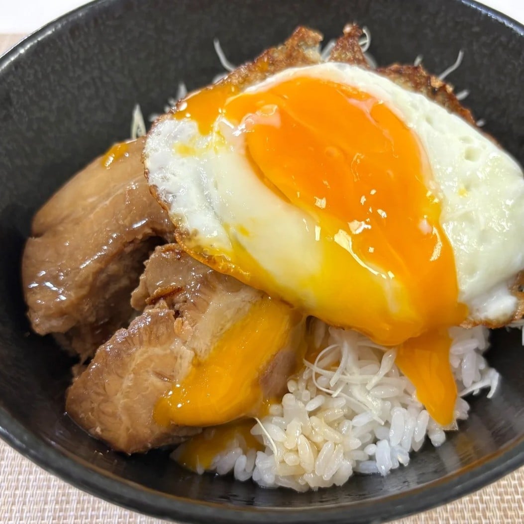 「言わなきゃわからない」セブンの厚切りチャーシューで作る【時短チャーシューエッグ丼】今日の夕飯決定！