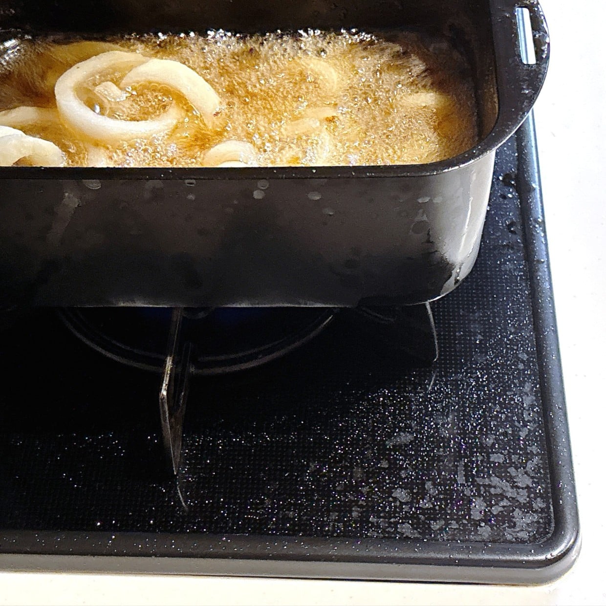  たった1分でピカピカ。揚げ物後のコンロの油はねの簡単掃除「ズボラでも続く」「すっきり！」 