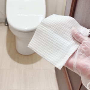 「トイレの床」どこから拭いてる？かえって汚れを広げかねない…【拭き掃除で後悔しないための工夫】