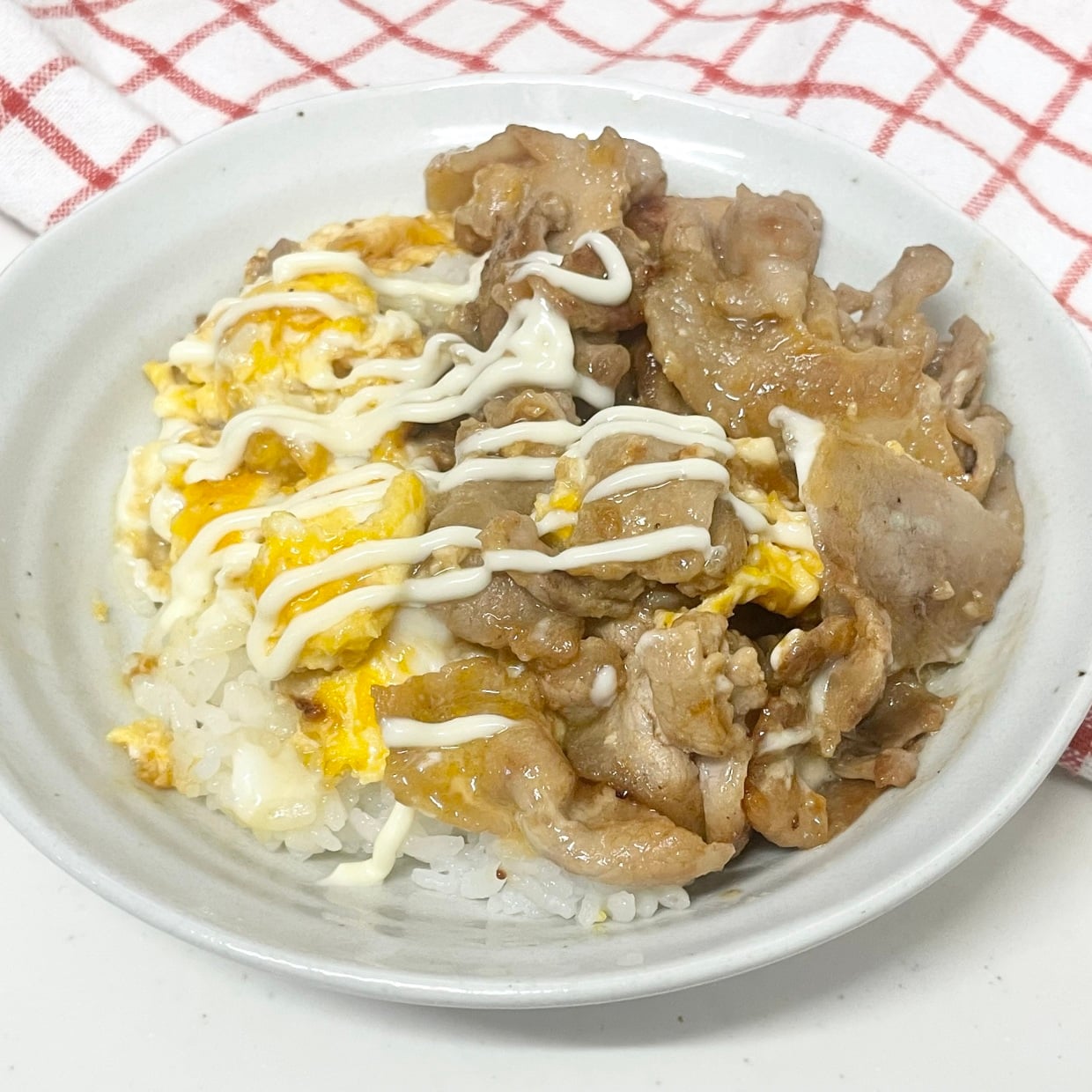  「豚バラ×卵」でご飯が止まらない！焼肉のタレで10分“たま豚カルビ丼”「たんぱく質たっぷり」 