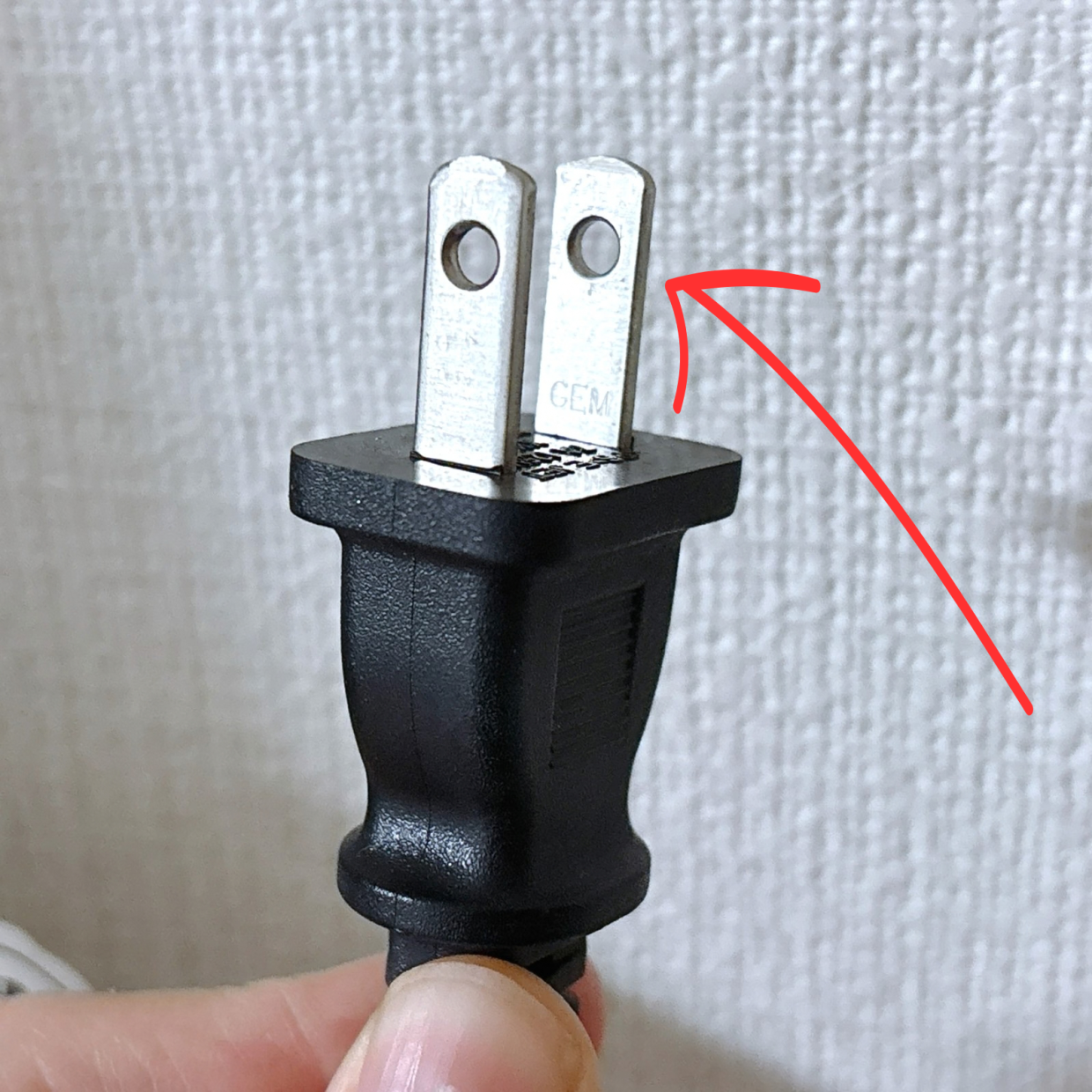  えー!!知らなかった。電源プラグの“小さな穴”の正体「確認したくなっちゃう」 