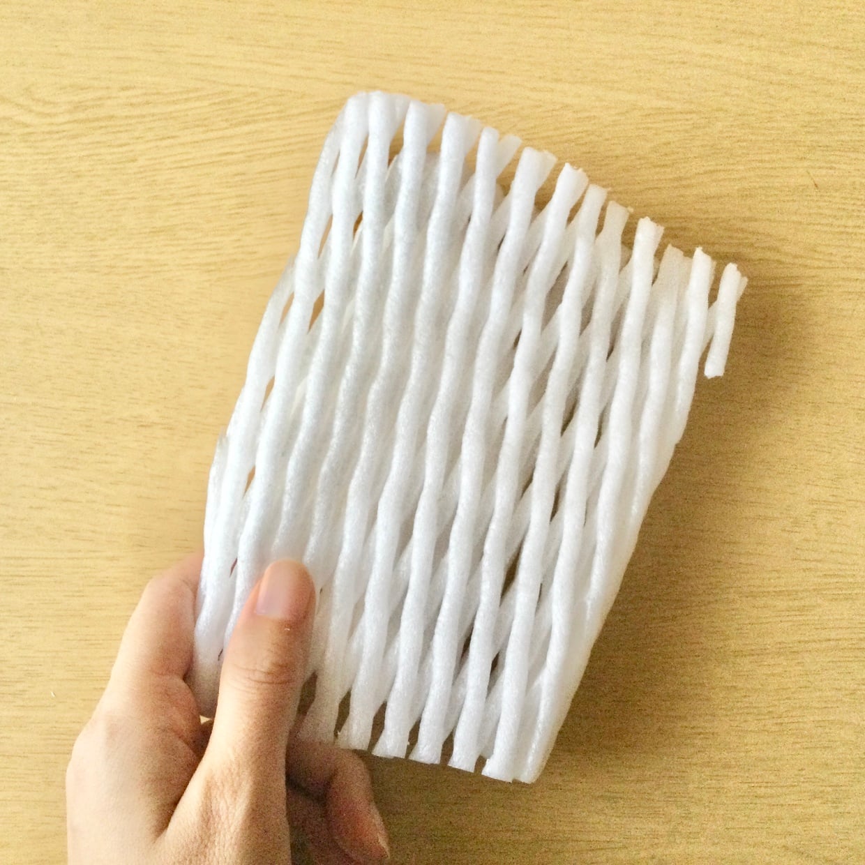  切って貼るだけ。「フルーツネット」が捨てられなくなるかも…【便利な活用アイデア】「傷防止になった」 