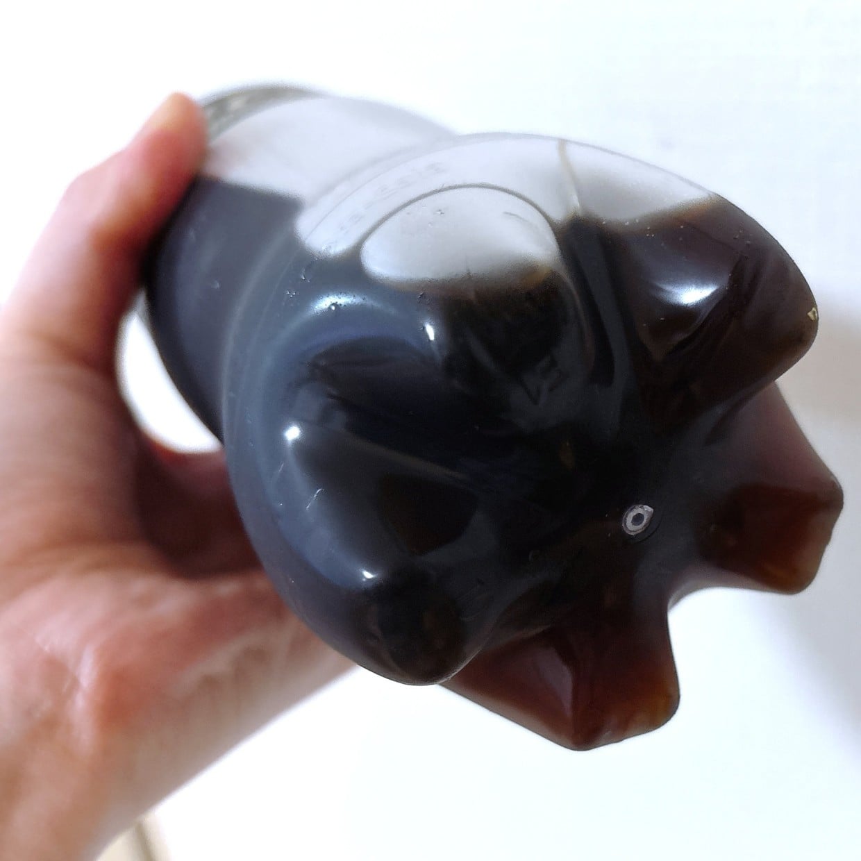  えー!!知らなかった。炭酸飲料のペットボトルが丸いのに理由があったなんて…「底の形にも注目」 