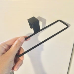 「タオルかけ」にタオル以外をかけてみたら便利だった→クローゼット、玄関…【使い道広がる3選】