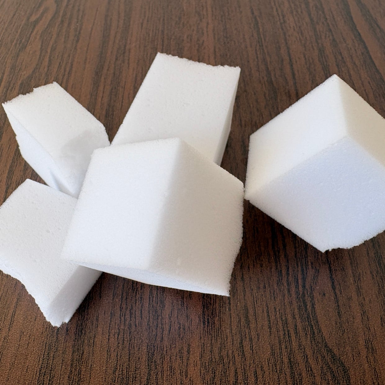 えー!!まさか癒しに使えるなんて驚き。小さくなった「メラミンスポンジ」を最後まで活用する3つの方法