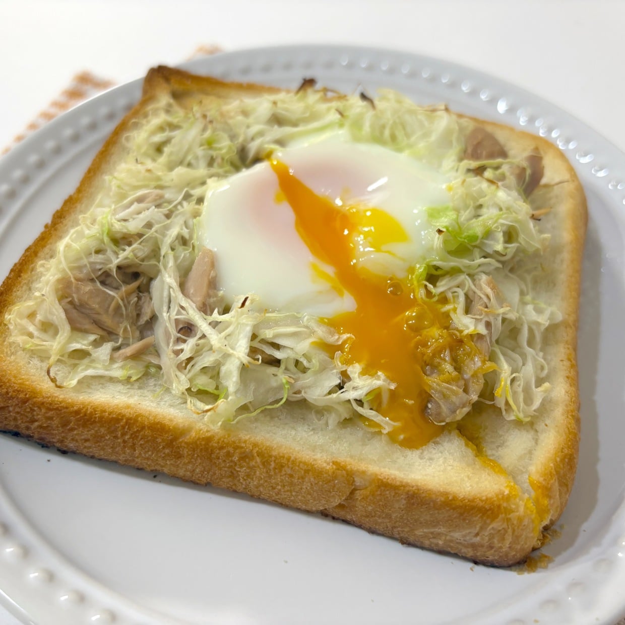  「毎朝同じ組み合わせ」に飽きたら→セブン「うま塩キャベツの素」が味の決め手【贅沢目玉焼きトースト】 