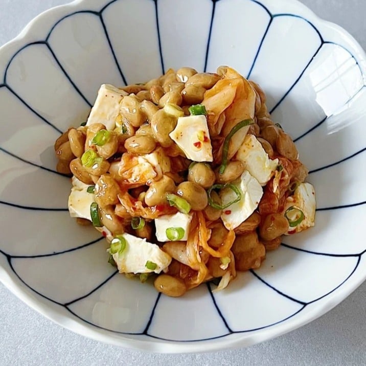  朝の「納豆」に2つ混ぜるだけ！忙しい日の食事に取り入れたい、クリームチーズ×キムチの時短アレンジ 