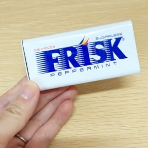 フリスクの空き容器に入れてみると…「もう捨てられない」「まるで専用容器」【便利な活用術3選】