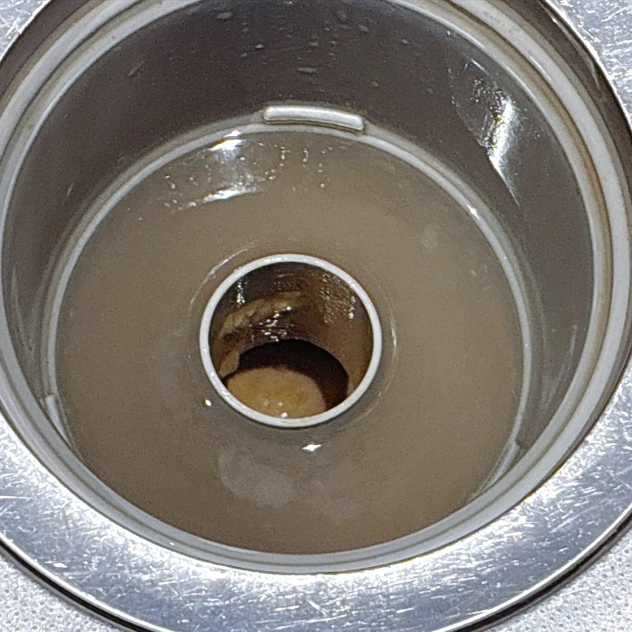  「排水口に直接触れたくない人」はトイレットペーパーの芯用意して！【まさかの掃除術】「ぬめり落ちた！」 
