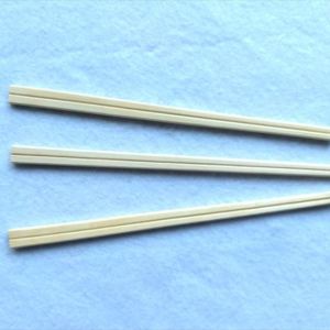 コンビニやスーパーの余った割り箸は食事以外でも役立つ！“割らずに使う”意外な【活用法3選】