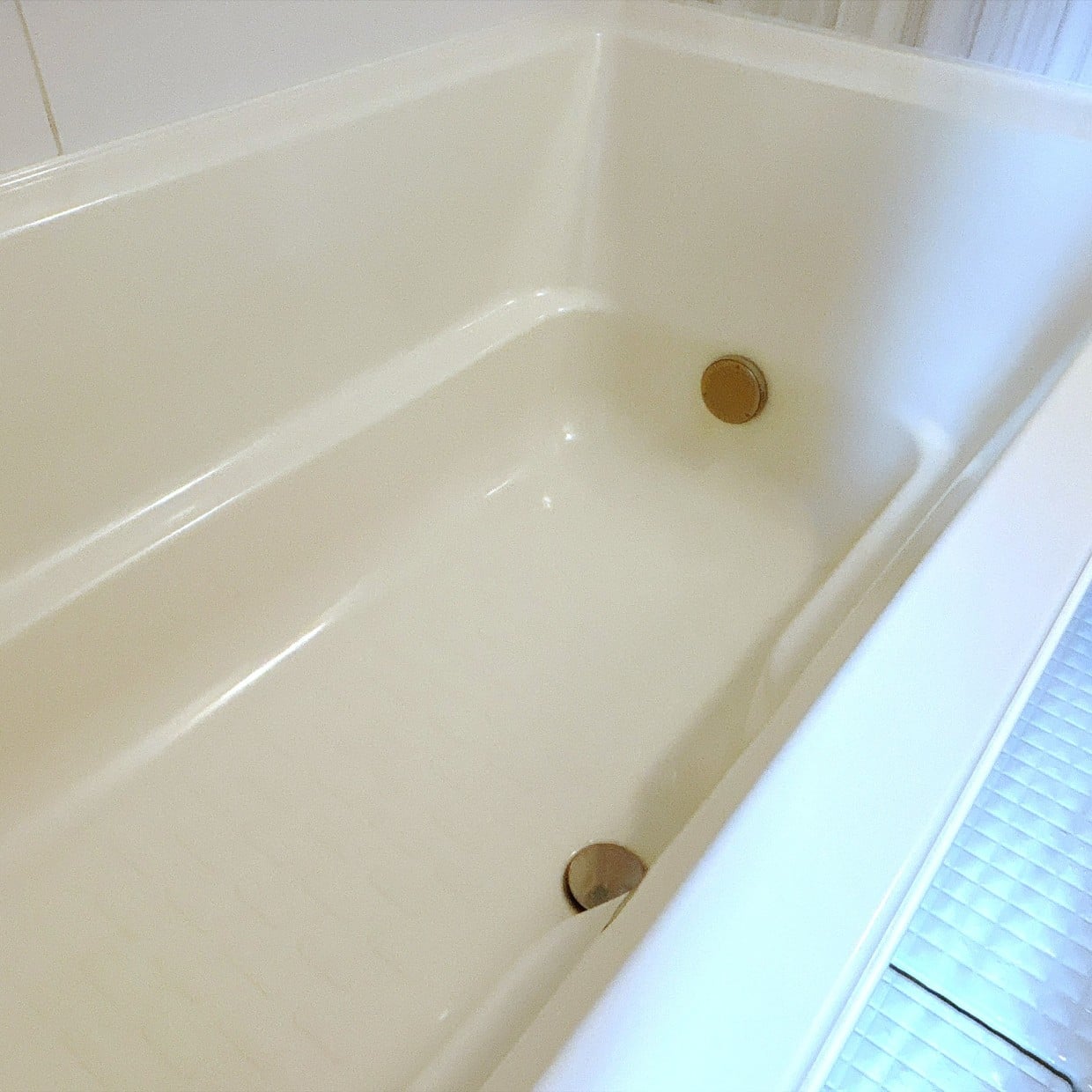  「浴槽のざらざら汚れ」がたった5分でピカピカ！家中で使える“便利な洗剤”で簡単お掃除 