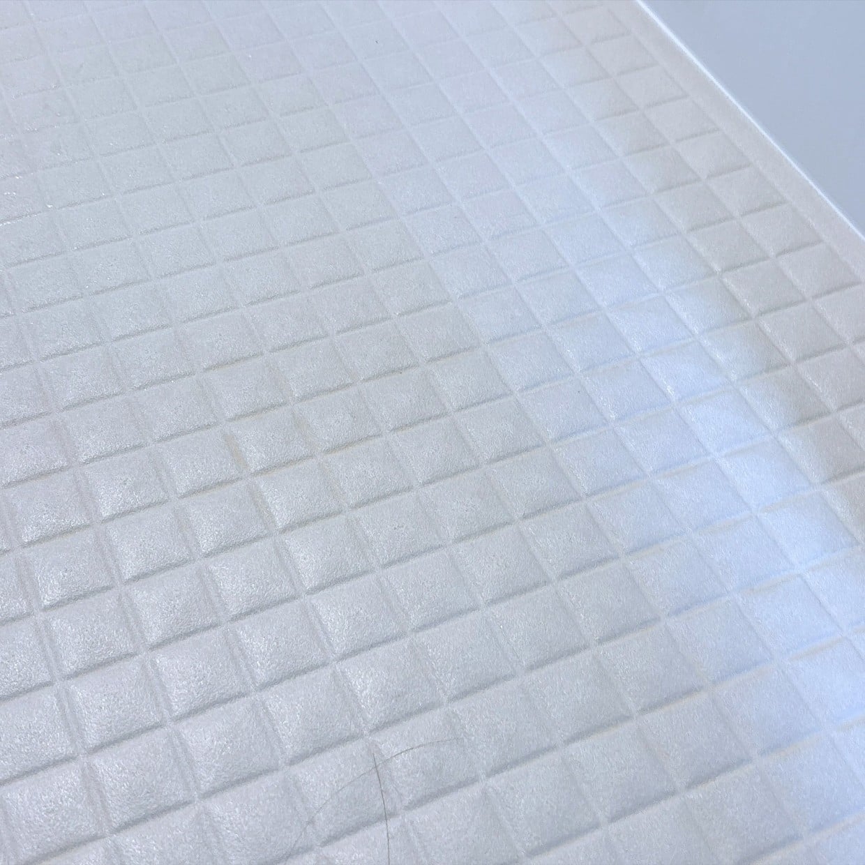  凸凹溝が汚れる前に！専用洗剤不要で「浴室の床汚れ」をスルンと落とす【たった5分のピカピカ掃除】 