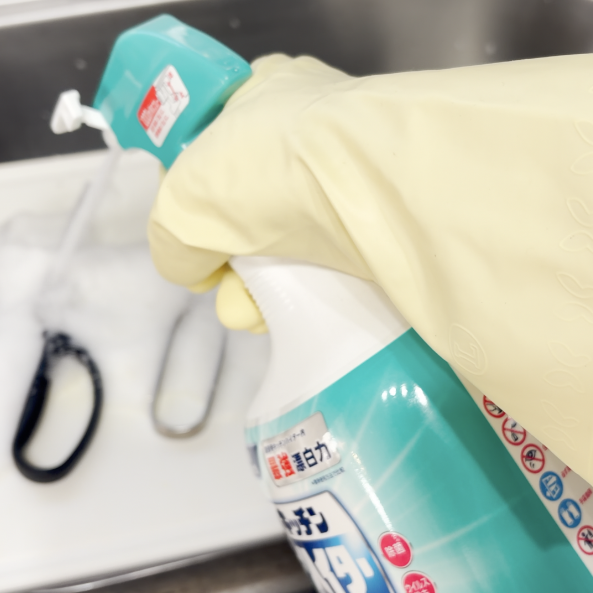  まな板や排水口以外にも使えるの知ってる？「キッチン泡ハイター」で“洗いにくい調理器具”も簡単ピカピカ 