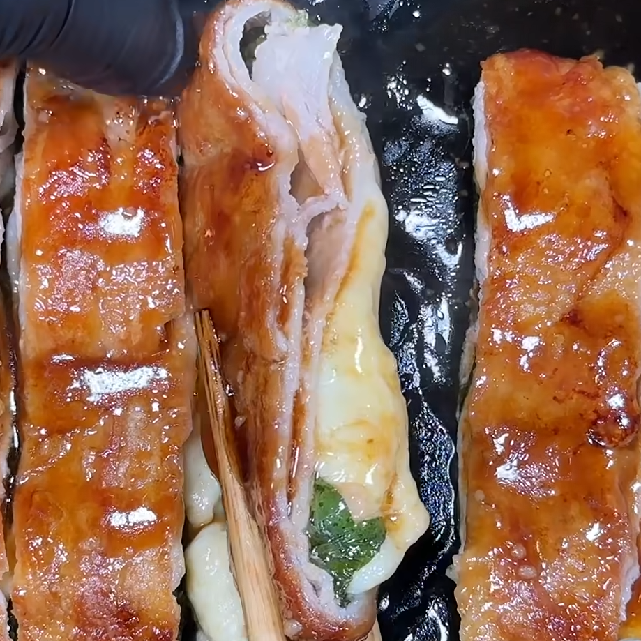  豚バラ肉はパックから出してそのまま！大葉とチーズを包んで焼くだけ、ご飯がすすむ「絶品おかず」 