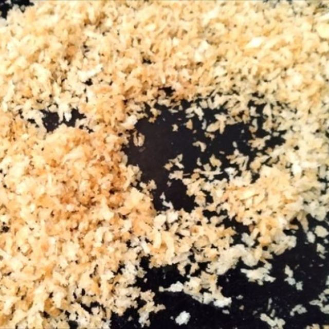  使い切れない「パン粉」は塩で炒めるが正解！食べたらハマる【パン粉活用3選】「サラダやスープに合う！」 