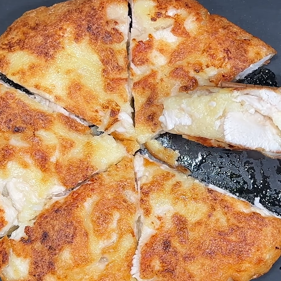 鶏むね肉、焼くだけじゃもったいない！豆腐と混ぜて焼く「ふんわりお焼き」が絶品
