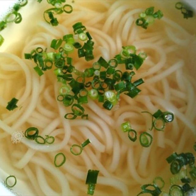 うどんに入れる天かすがない！天かす以外でもおいしい【代用品3選】「ポテチ、えびせん、あと1つは？」