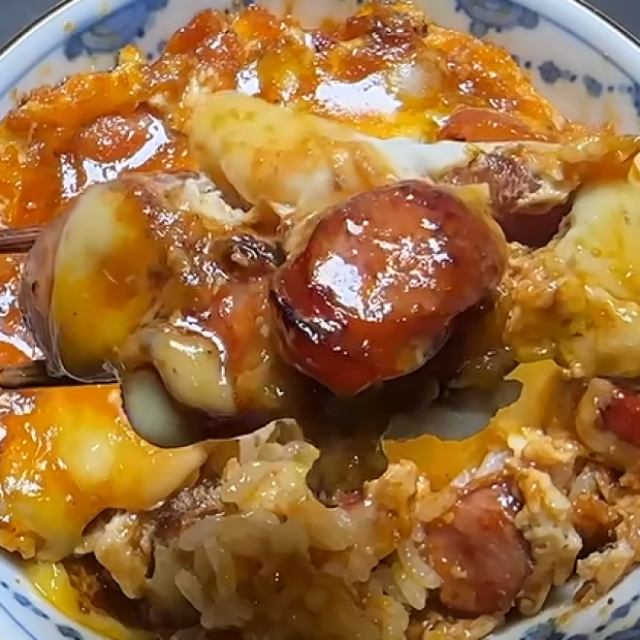 「箸が止まらない！」ウインナー×卵×チーズに焼肉のたれ。大満足の絶品丼