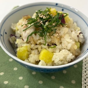 コンビニ食材をプラスするだけ！セブン「さばの塩焼」がアクセントになった“格上げさつまいもご飯”