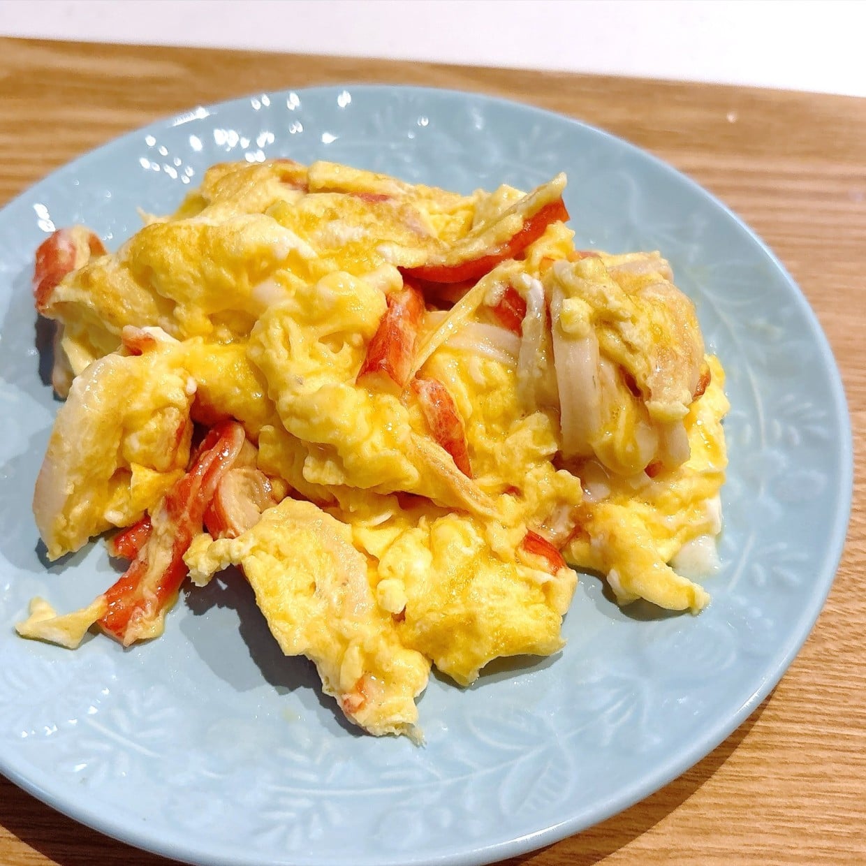  【1分クッキング】卵とかにかま混ぜて焼くだけ。いつもの「スクランブルエッグ」にコクが出る調味料 