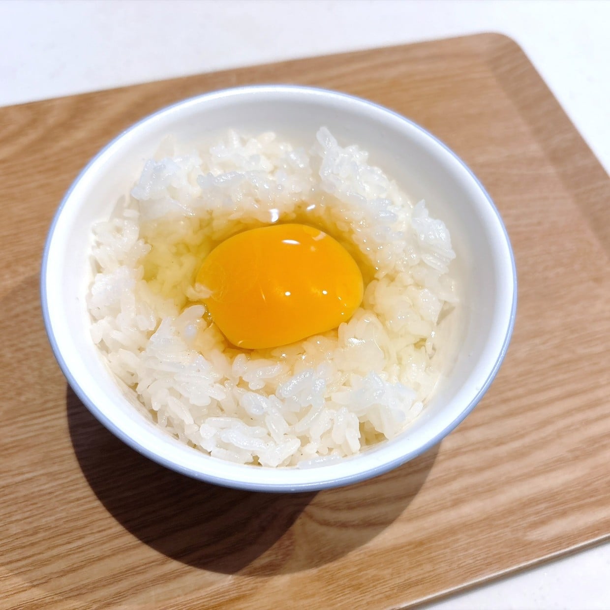  「醤油より好きかも」「まったく別物になる」小さじ0.5加えるだけでコクうま「中華風卵かけごはん」 