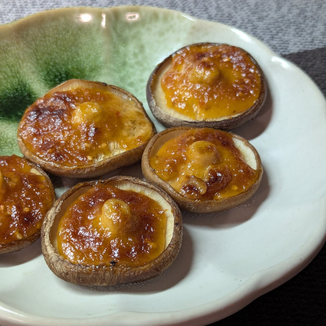  旬の「しいたけ」をトースターで焼くだけ！味噌マヨが食欲そそる、旨味たっぷりの簡単レシピ 