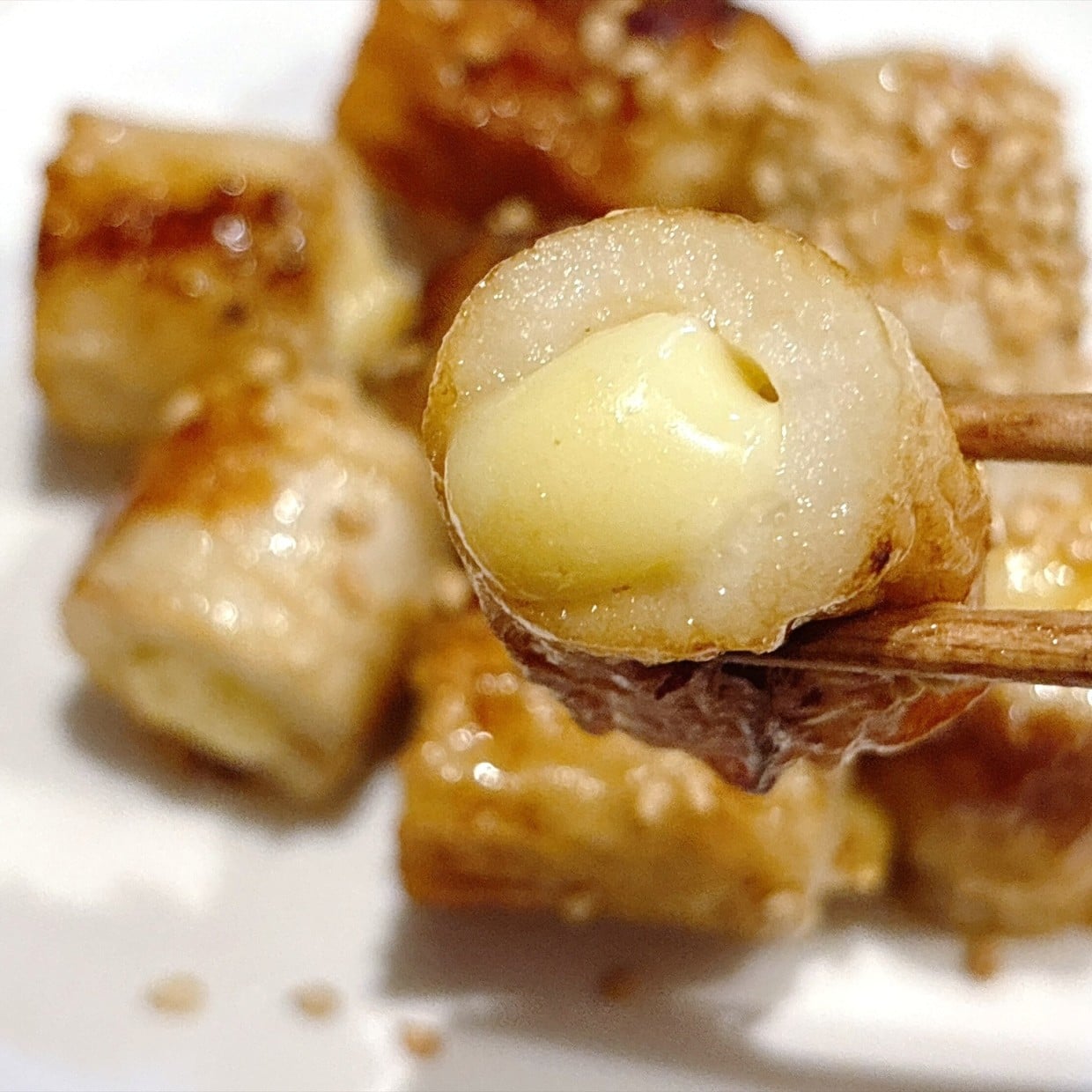  おかずがないなら1分で作ればいい。穴に詰めて焼くだけの“甘辛チーズちくわ”「ごはんが進む」 