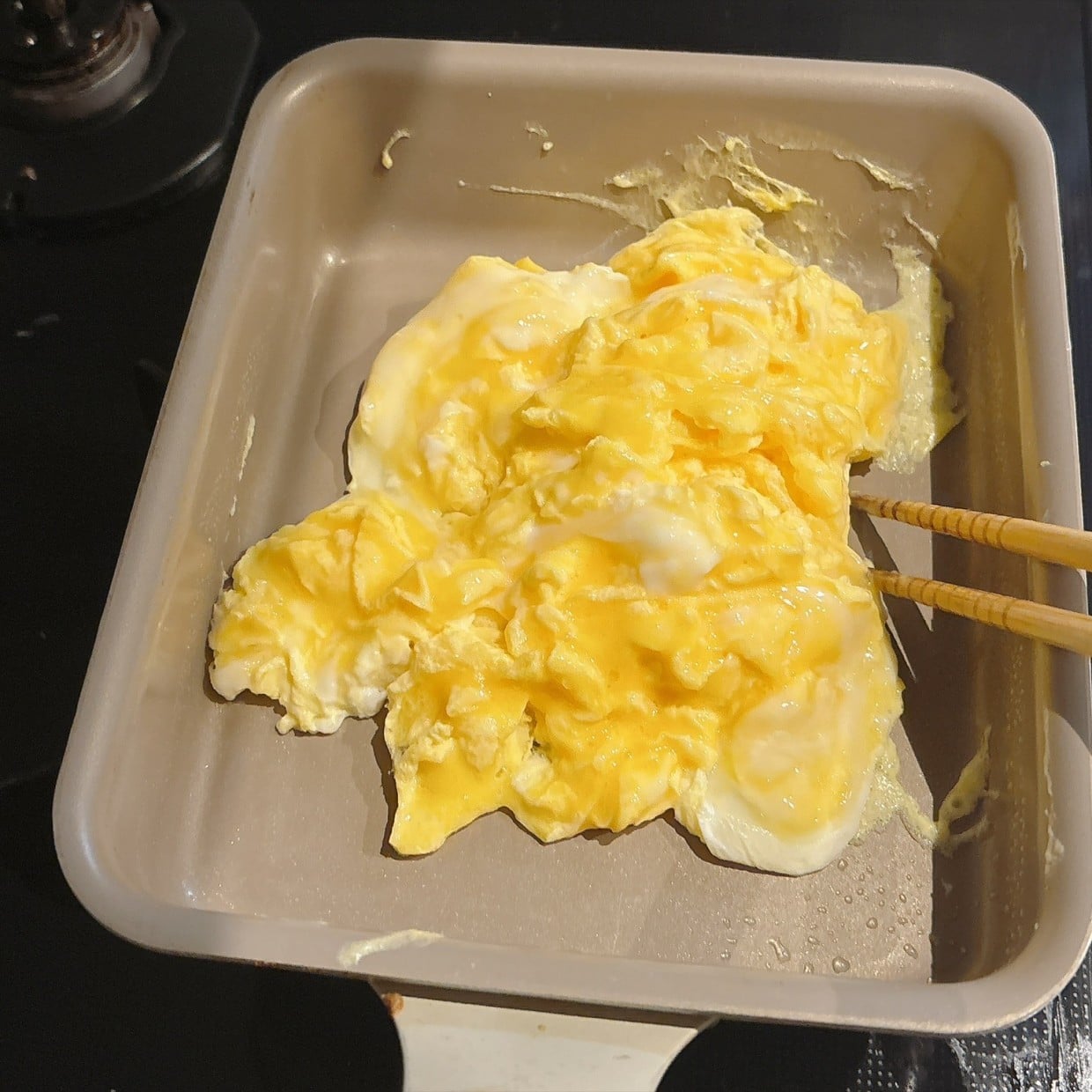 今まで使わなかったことに後悔。スクランブルエッグが中華調味料「大さじ1」で“コク旨”料理に変身！
