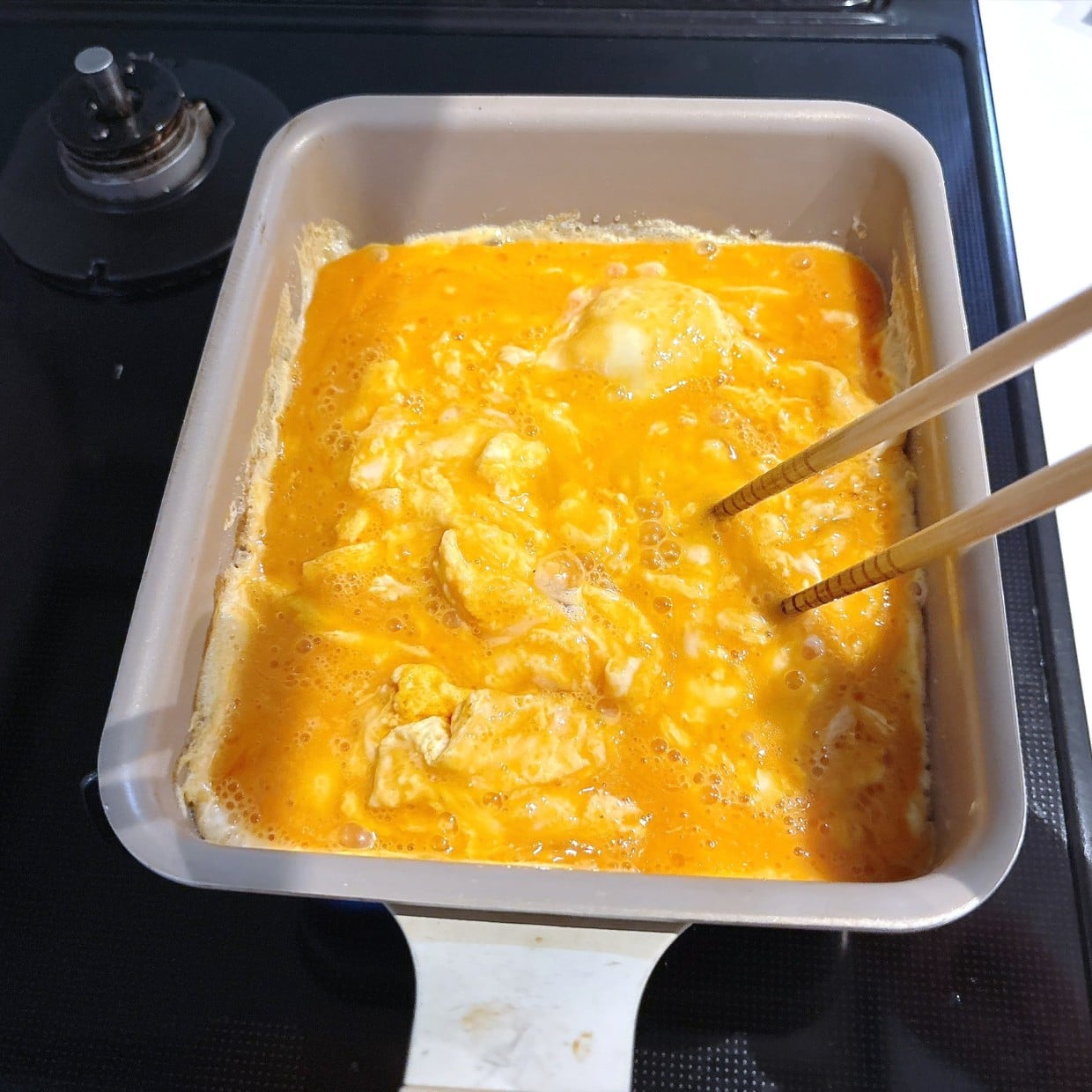 お皿にべっとりつくのが嫌だ！オムレツにケチャップをあとがけしない“ありそうでなかった作り方”