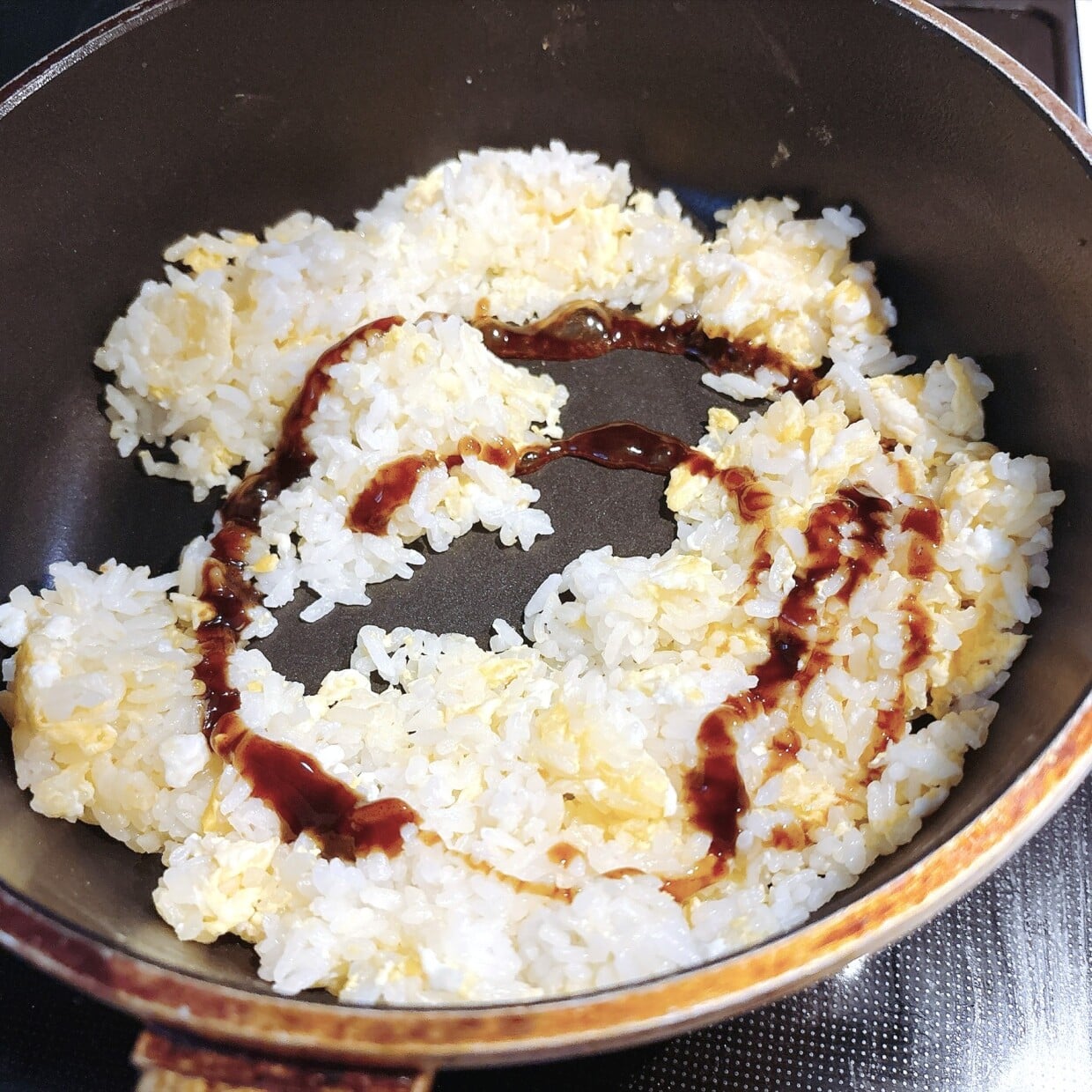  中華調味料でも鶏ガラでもない。「大さじ1」の意外な調味料とサクサク食材で味変【チャーハン】 