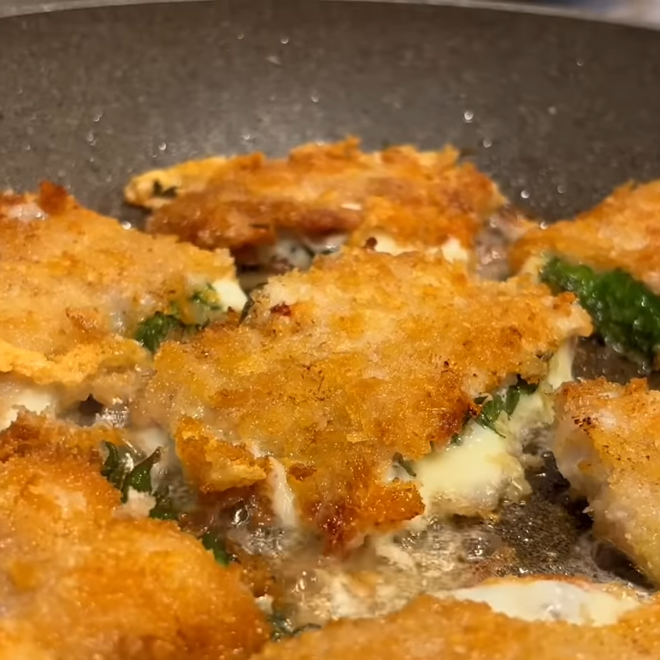  夫も大絶賛！卵も小麦粉も使わないのにサクサク！10分で完成【チーズとろ～り豚しそカツ】の作り方 