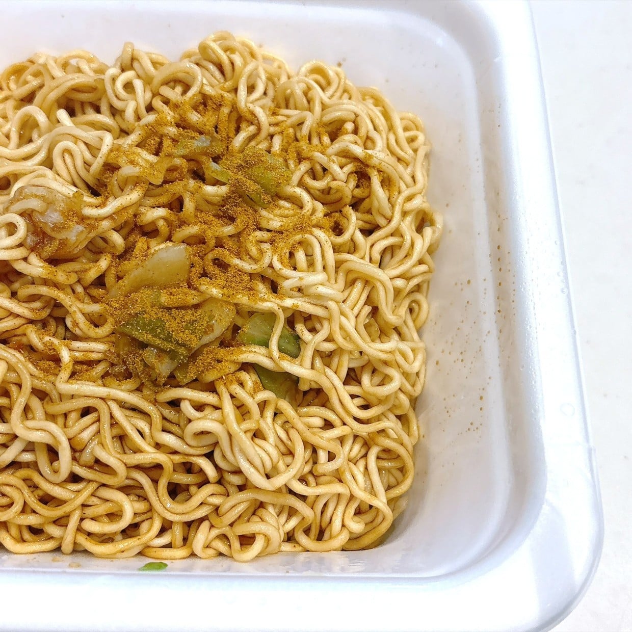  「小さじ0.5」加えるだけで完全に別物。「カップ焼きそば」がスパイシーに大変身「大盛りもペロリ」 