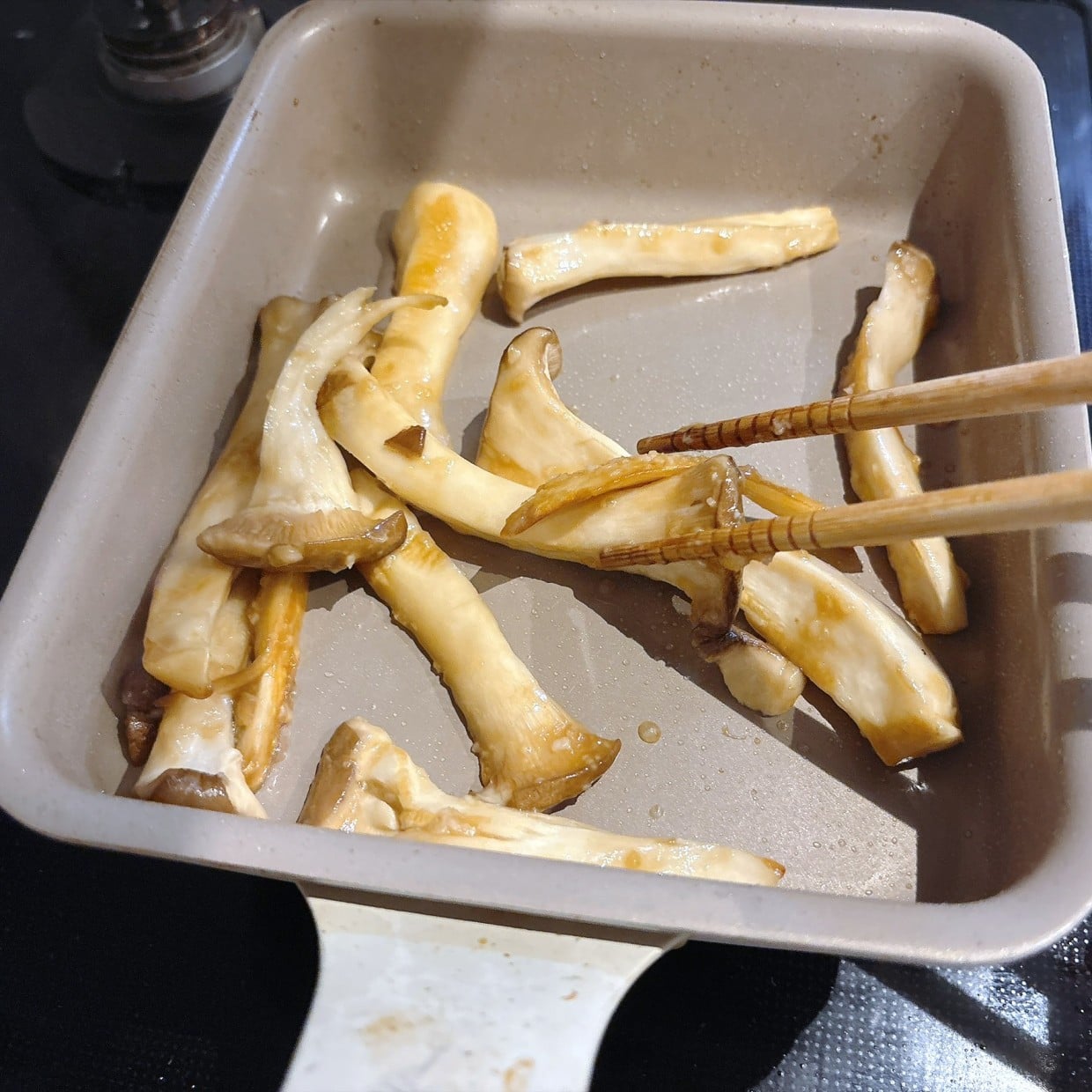  定番のバター醤油より好きかも。「エリンギ」を3分焼いて一品完成。パンチが効いた“食欲倍増メニュー” 