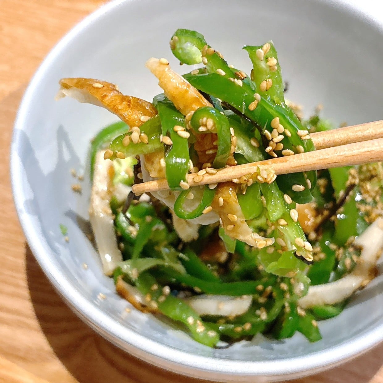 【3分で完成】ピーマンだけより食べごたえ十分！容器に材料全部入れて“レンジにおまかせレシピ”