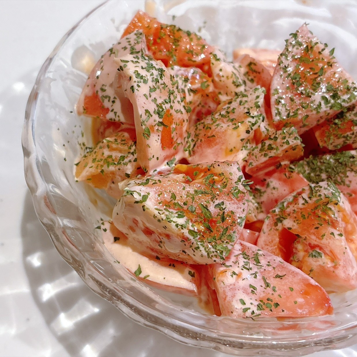 【1分クッキング】2つの調味料を混ぜた“ソース”が決め手。ただのトマトが“おしゃれな和え物”に変身！