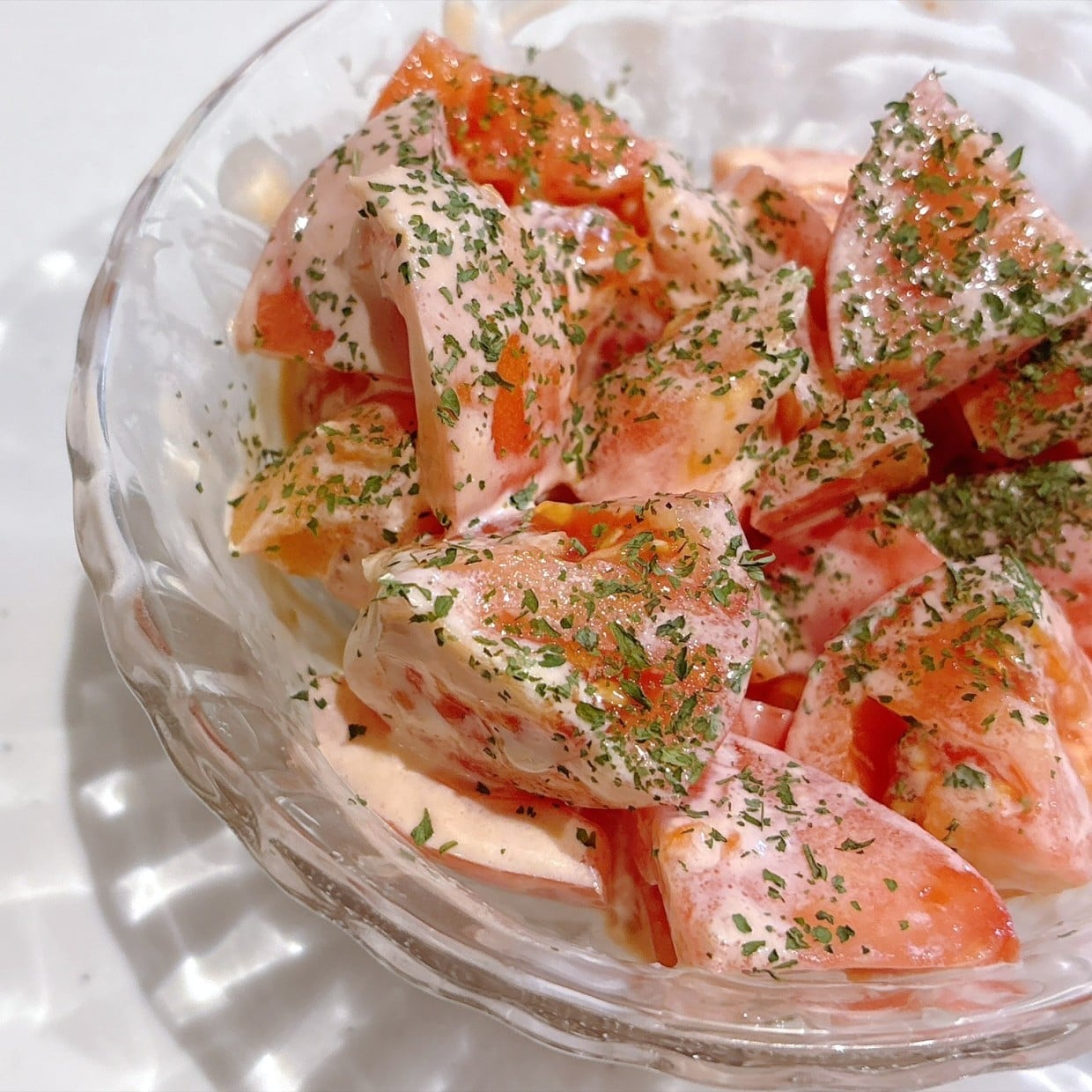  【1分クッキング】2つの調味料を混ぜた“ソース”が決め手。ただのトマトが“おしゃれな和え物”に変身！ 