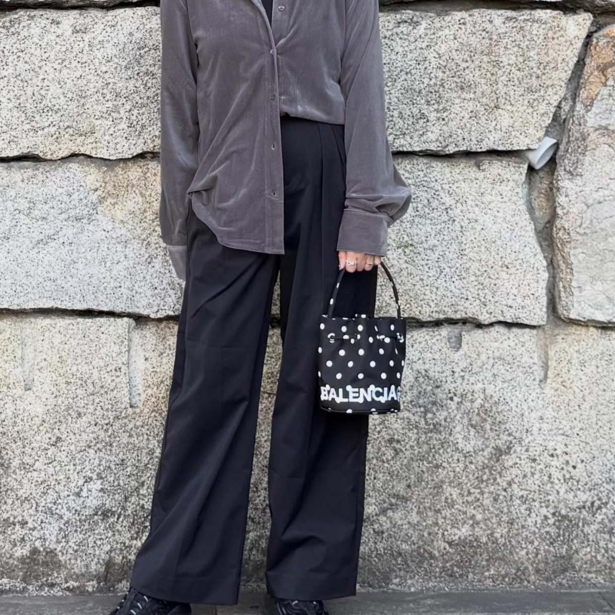  定番の「黒パンツ」が無難にならない！今年らしく着こなす大人のアップデート術3選【2026秋】 