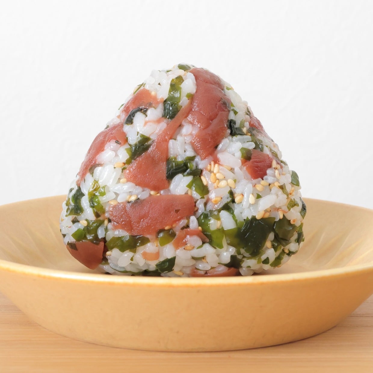  朝「おにぎり」に3つ入れるだけ！ミネラルや食物繊維も摂れるアレンジ｜おにぎり作家が解説 
