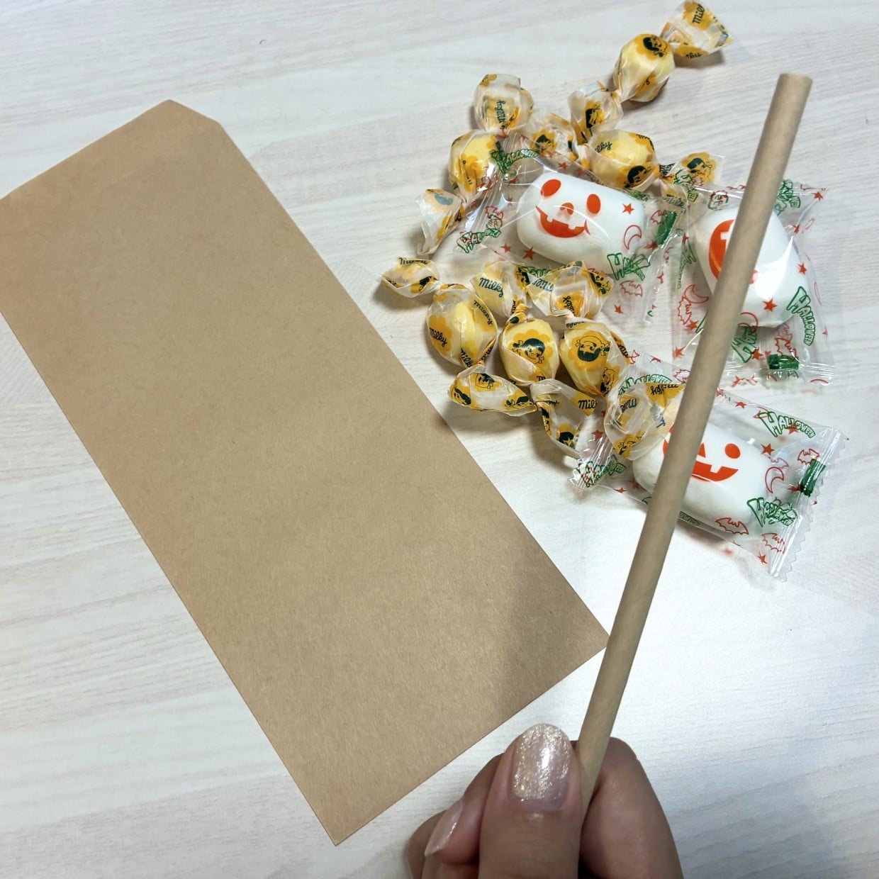  思わず笑顔になっちゃう。「茶封筒」と「ストロー」で“魔女のほうき”が完成【簡単ハロウィンラッピング】 