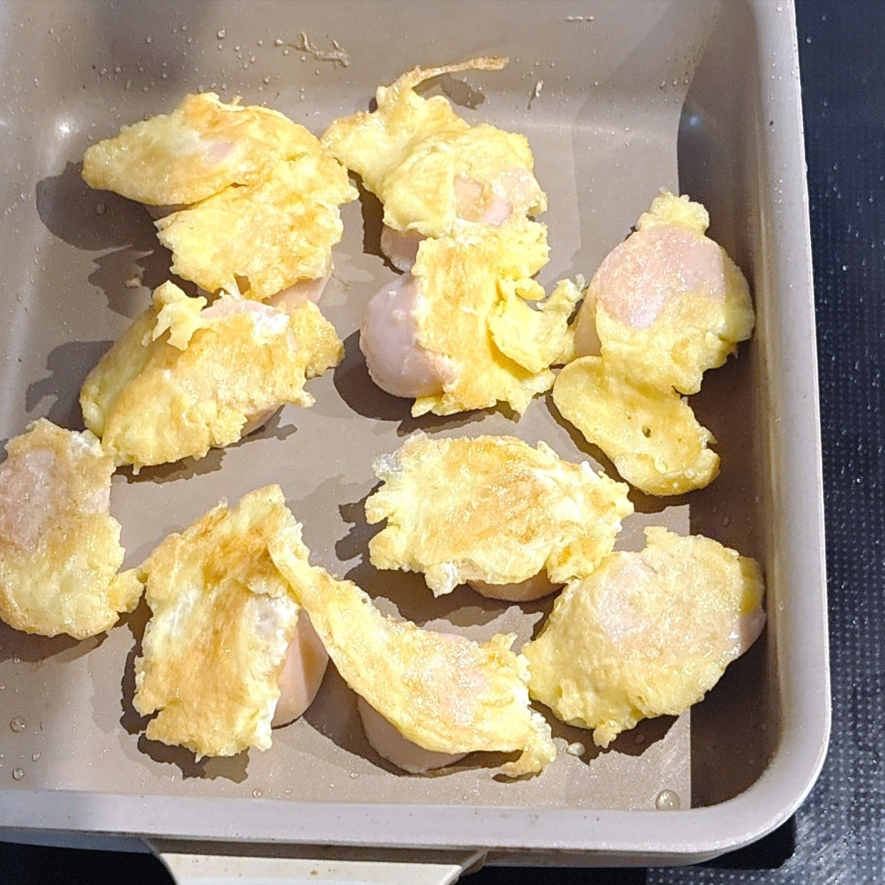  「魚肉ソーセージ」1本がボリューム満点のおかずに！チーズ香る「簡単ピカタ」は朝ごはんにもぴったり 