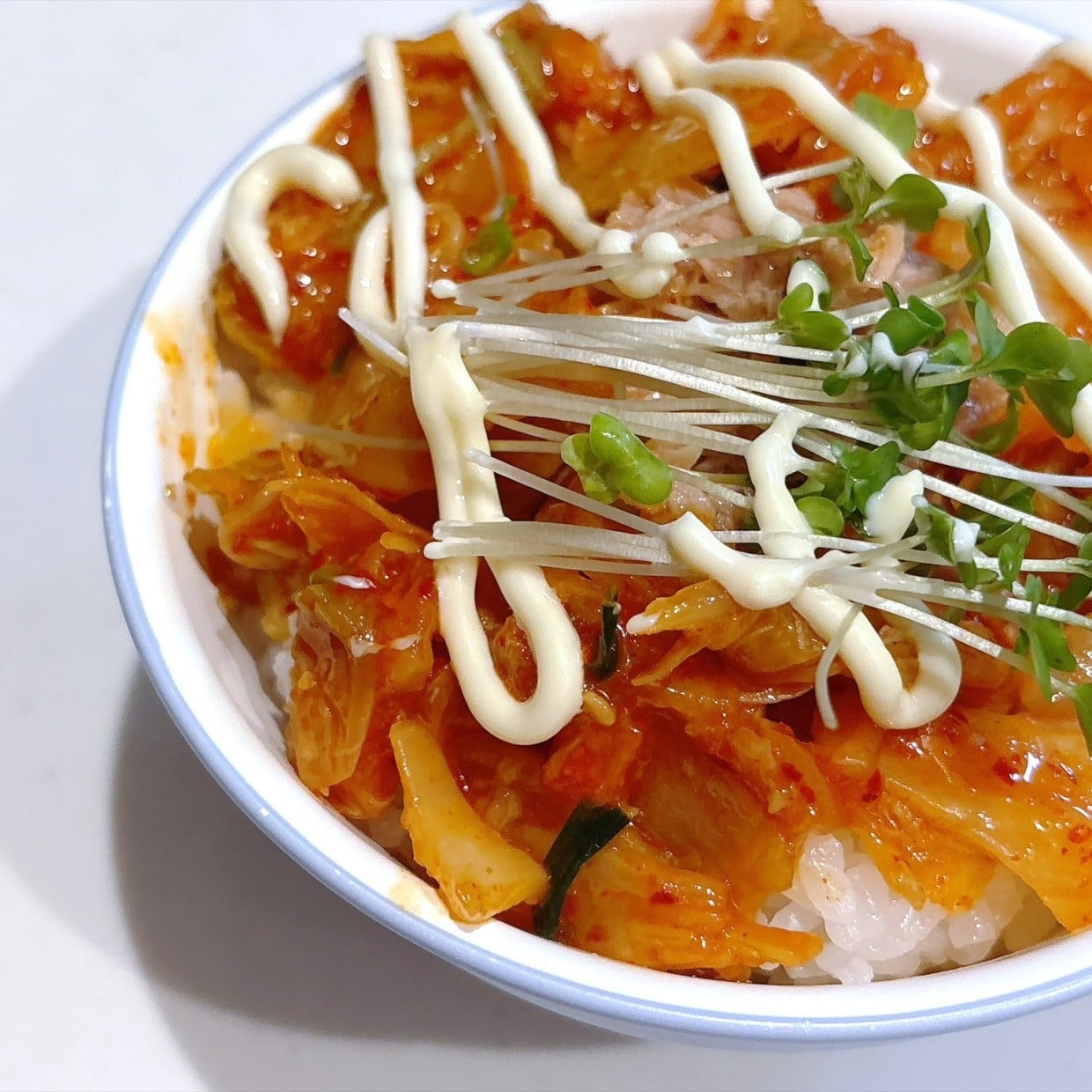 【1分クッキング】“ツナマヨキムチ”をのっけるだけ。辛みと旨味が最高の“ごはん泥棒”「明日も食べる」