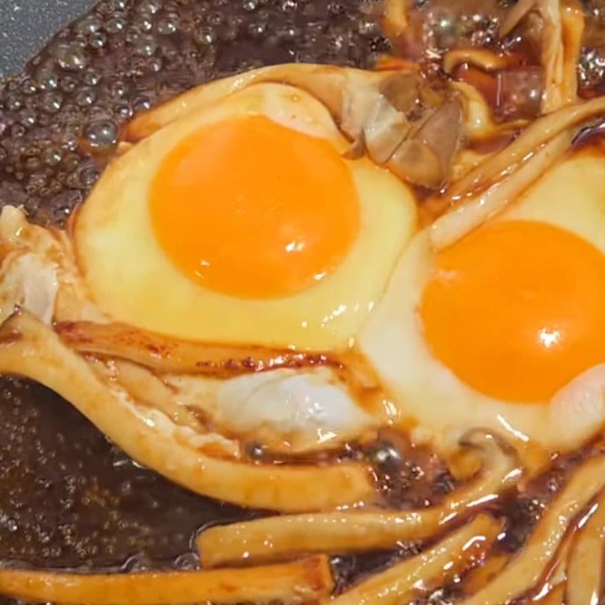  卵と合わせるのはハムやソーセージだけじゃない。【目玉焼き】がごちそうに変わる簡単レシピ「タレが絡む」 