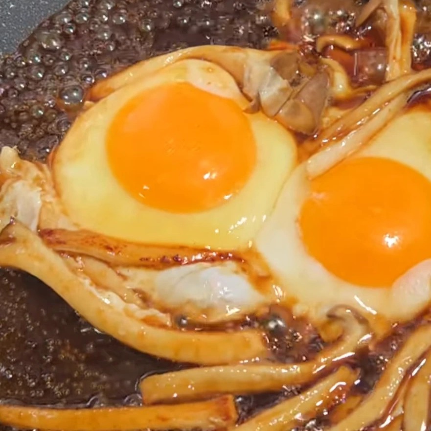 卵と合わせるのはハムやソーセージだけじゃない。【目玉焼き】がごちそうに変わる簡単レシピ「タレが絡む」