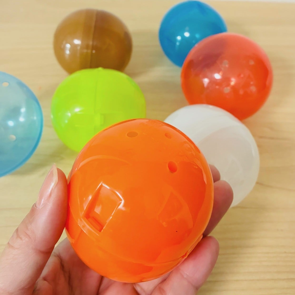 【カプセルトイの容器捨てないで!!】ハロウィンで飾りたい「かわいい」「お菓子が入る」