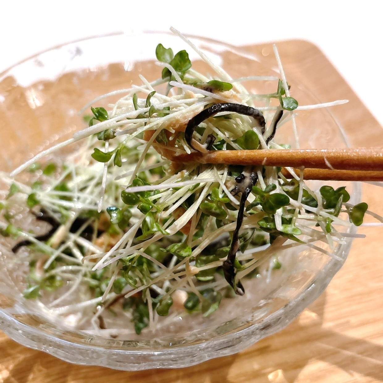  切って混ぜて…1分でいただきます。「ブロッコリースプラウト」をモリモリ食べたくなる“コク旨和え物” 