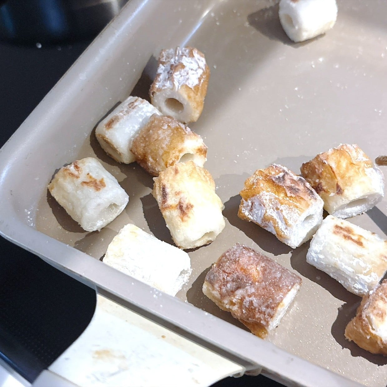  冷蔵庫に「ちくわ」があったら作って！カリッ、ムチッと食感がクセになる“ちくわのたこ焼き風”「子どもがよろこぶ」 