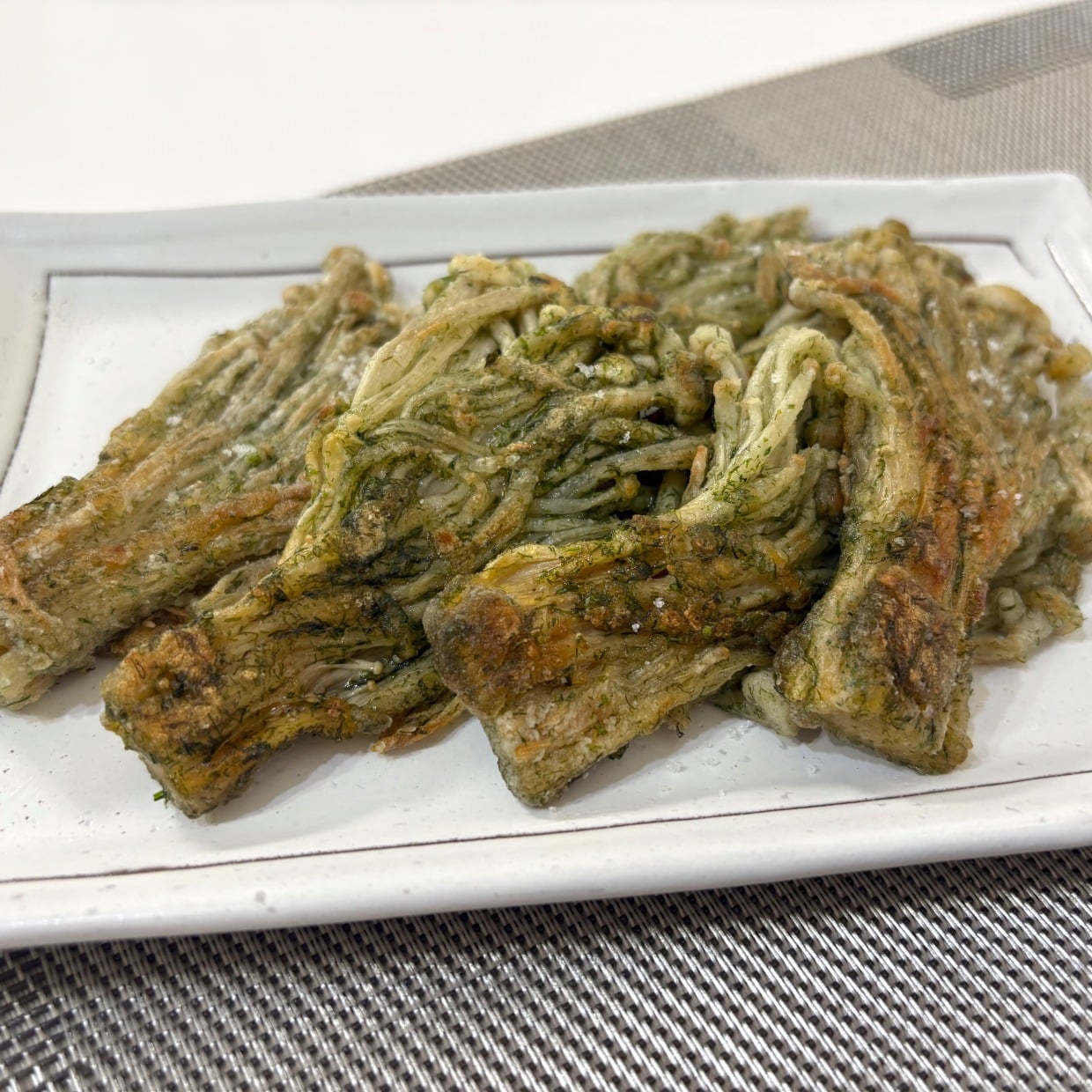  炒め物や汁物だけじゃない。「えのき」に片栗粉をまぶして焼いてみたら…「サクサク食感がやみつきになる」 